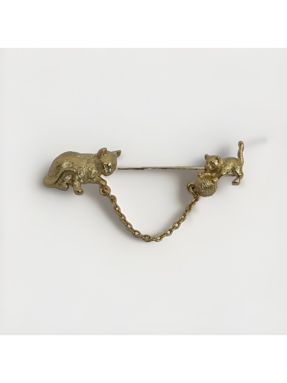 Vintage Signed Avon Cat Stick Pin Brooch Gold-Tone Chain Kitten Playing Yarn